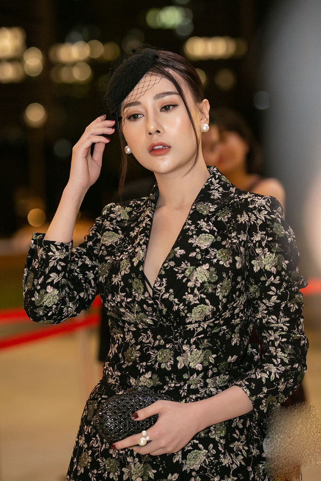 Lần xuất hiện này, Phương Oanh chọn cho mình phong cách tiểu thư, người đẹp diện váy bất đối xứng họa tiết độc đáo...    