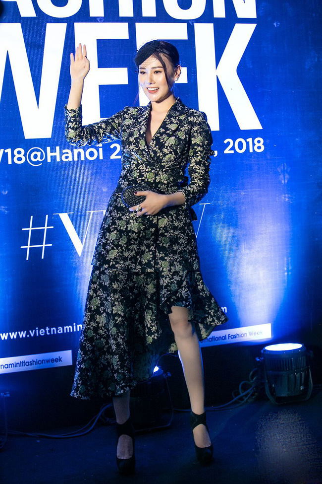... tuy nhiên nếu tiết chế phụ kiện hơn thì có lẽ vẻ ngoài của Phương Oanh sẽ hoàn hảo hơn nhiều.    