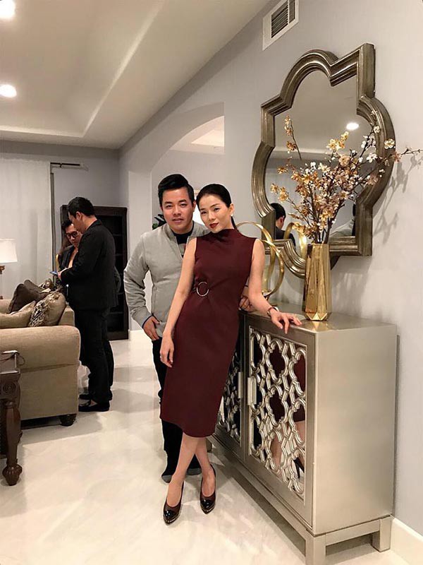 Ngoài căn biệt thự ở TPHCM,  ca sĩ Quang Lê đã tiết lộ đồng nghiệp thân thiết của anh là ca sĩ Lệ Quyên mới mua nhà bên Mỹ.    