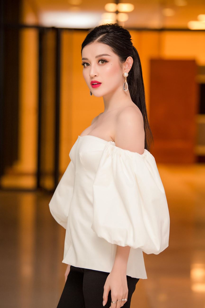 Người đẹp cột tóc đuôi ngựa và sử dụng lối trang điểm đậm để hoàn thiện vẻ ngoài của mình. Bờ vai trễ nải giúp cho Huyền My khoe được vòng một gợi cảm và hoàn toàn nổi bật trước dàn sao tham dự sự kiện.  