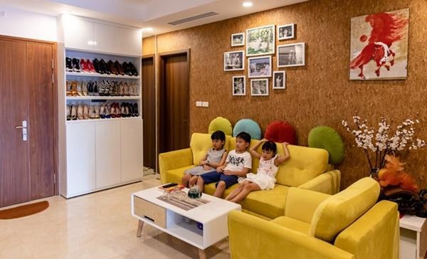Tông màu vàng - nâu khiến căn nhà trở nên ấm cúng, vui mắt.    