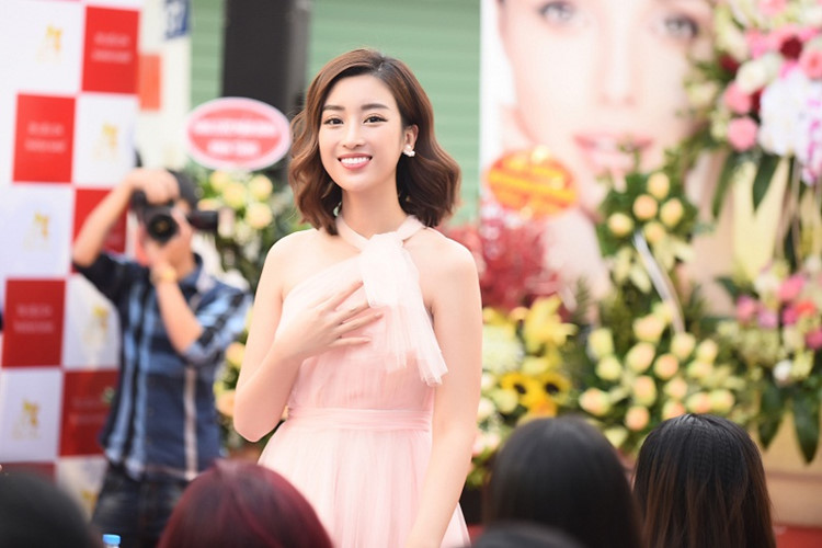 Đỗ Mỹ Linh chọn cho mình bộ váy lửng màu hồng nude tinh tế của NTK Tùng Vũ.  