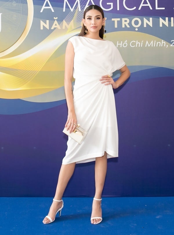  Khác với vẻ cá tính mạnh mẽ thường thấy, Võ Hoàng Yến gây chú ý khi xuất hiện bằng phong cách thanh lịch nữ tính mới mẻ. HLV The Face 2018 lựa chọn một mẫu đầm liền tông trắng, kết hợp cùng phụ kiện là clutch và sandals quai mảnh xuyệt tông.    