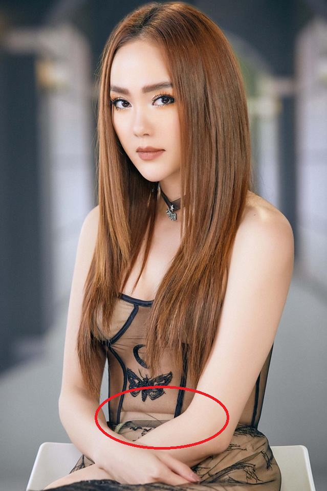 Sở hữu thân hình nuột nà đáng ao ước, có lẽ lớp áo màu nude bên trong đã vô tình 