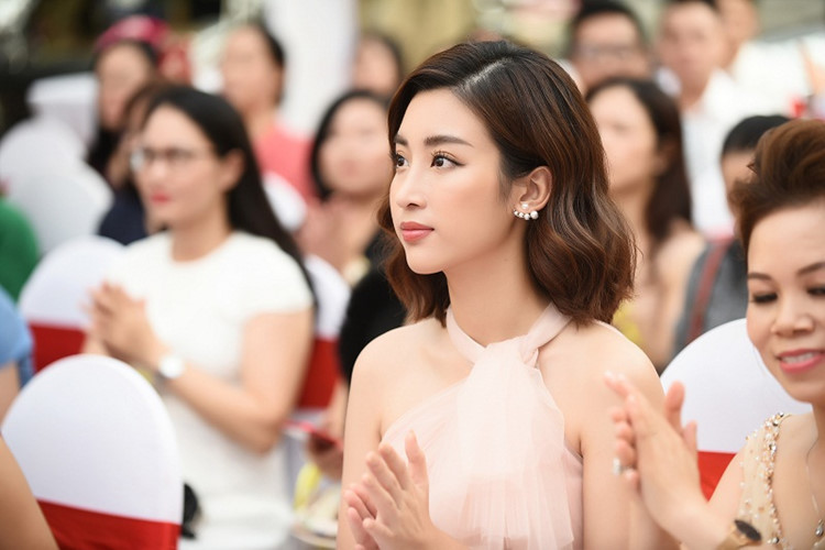 Tham dự 1 sự kiện mới đây, nàng hậu tiếp tục đốn tim người hâm mộ với vẻ đẹp tinh khôi, mong manh như sương mai. Đây cũng chính là hình ảnh cô xây dựng trong suốt 2 năm đương nhiệm.
