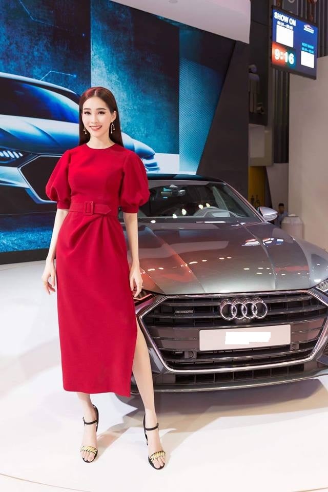 Hoa hậu Đặng Thu Thảo diện đầm tay bồng, thắt eo kín đáo. Người đẹp làm tóc suông đơn giản, kết hợp thêm đôi hoa tai lạ mắt làm điểm nhấn cho gương mặt, đơn giản nhưng vẫn rất đẳng cấp.    