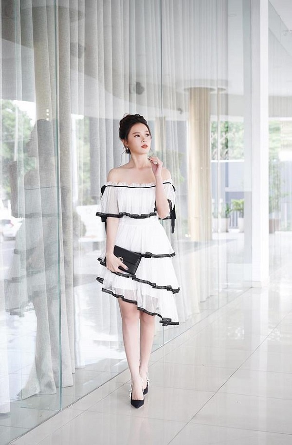  Tái xuất sau thời gian vắng bóng, Midu thu hút với nhan sắc xinh như thiên thần. Nữ diễn viên lựa chọn chiếc đầm trắng xếp tầng điệu đà thanh lịch, nhẹ nhàng khéo léo kết  hợp cùng túi xách cầm tay và giày cao gót.     