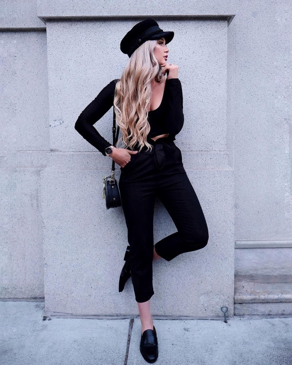 Được biết đến là một trong những fashionista trung thành với các gam màu trung tính, tuần này Stephanie Danielle ưu ái sắc đen thanh lịch. Cô phối áo thun dài tay trễ cổ gợi cảm cùng với quần baggy, không quên nhấn nhá thêm các phụ kiện cùng tông như mũ baker boy, túi xách và giày loafer.    