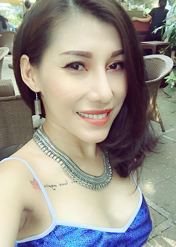 Cách đây 7 năm, Ivy Trần đã đặt túi ngực tại một bệnh viện tại TP Hồ Chí Minh. Từ đó, cô thường xuyên diện những Shbet999 com đăng nhập gợi cảm như váy xẻ sâu ngực, áo hai dây... để khoe vòng một căng đầy.    