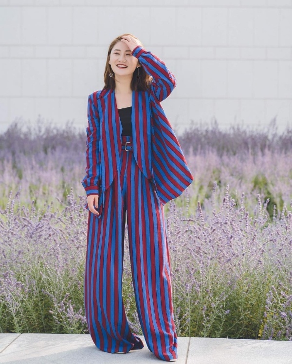 Regina tỏa sáng trên sàn diễn đường phố bằng cách diện bộ suit kẻ sọc xanh – đỏ vô cùng nổi bật. Vỗn dĩ phong cách đã đủ thu hút nên cô nàng tiết chế phụ kiện đi kèm.    