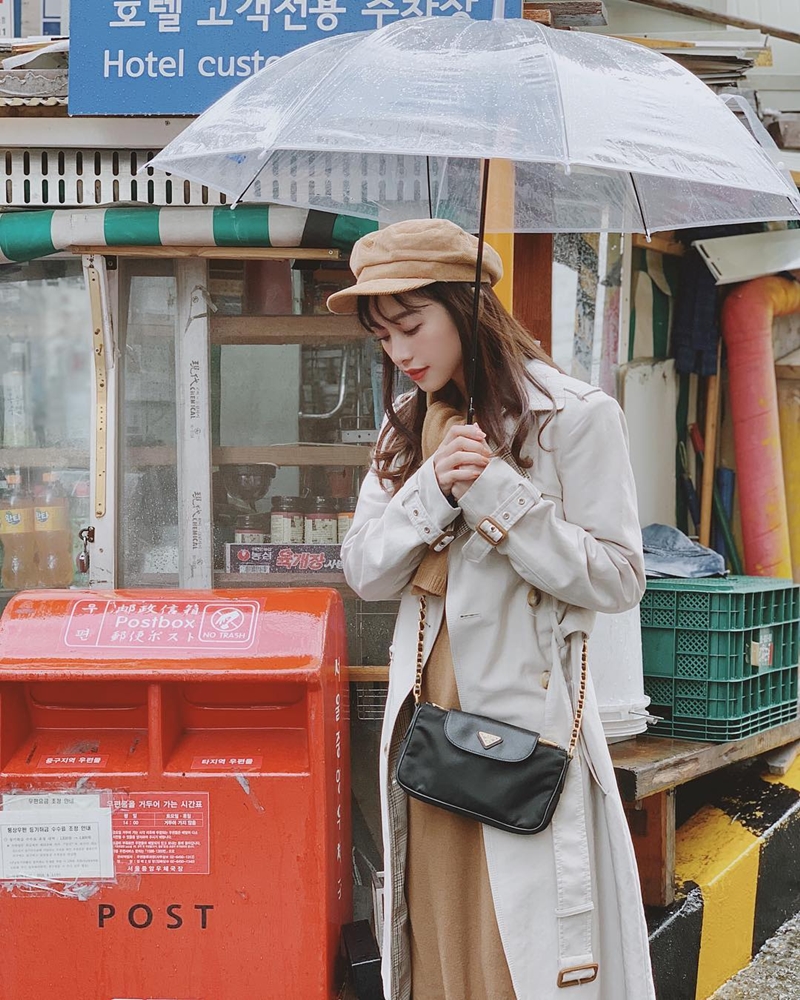 Sắc camel nền nã, mang đậm cảm hứng mùa thu được Jun Vũ ưu ái, mix cùng lúc đầm liền và mũ baker boy ăn ý. Với thời tiết se lạnh ở Hàn Quốc, nàng thơ của “Tháng năng rực rỡ” chọn áo khoác trench vừa để giữ ấm vừa tăng nét thanh lịch, duyên dáng.    