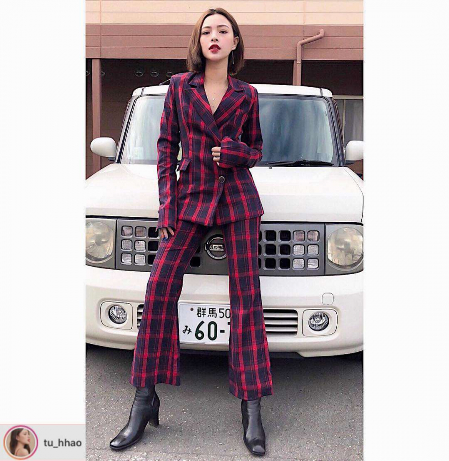 Diện nguyên bộ suit kẻ ô màu hồng,Tú Hảo trông cực kỳ quyến rũ và thời thượng. Để bộ Shbet999 com đăng nhập trẻ trung hơn, Quán quân Gương mặt thương hiệu lựa chọn phụ kiện đi cùng là Shbet111 kèo cá cược world cup kim loại bản mảnh, khuyên tai lệch một bên.    