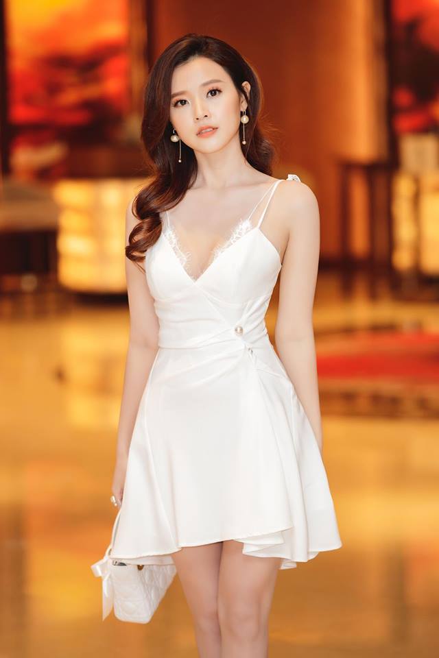 Cô mix bộ cánh với chiếc túi xách Dior đắt đỏ.  