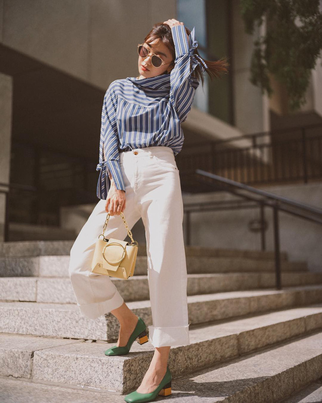 Khi những ngày nắng vẫn còn thì các nàng hoàn toàn có thể tận dụng những chiếc áo blouse hay sơ mi dài tay; mix cùng chiếc quần trắng, hoàn thiện với đôi giày đế thấp là xinh ngất ngây lại vô cùng thanh lịch.    