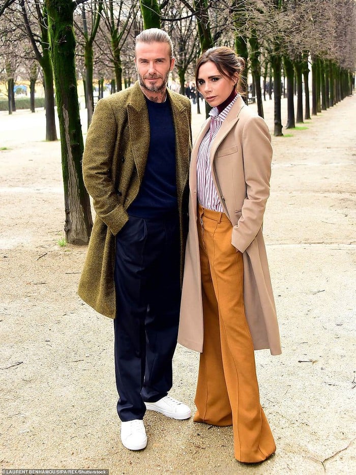 Cặp đôi chính thức mua căn biệt thự này vào năm 2007 sau khi David Beckham ký hợp đồng trị giá 250 triệu USD/năm với đội bóng LA Galaxy.    