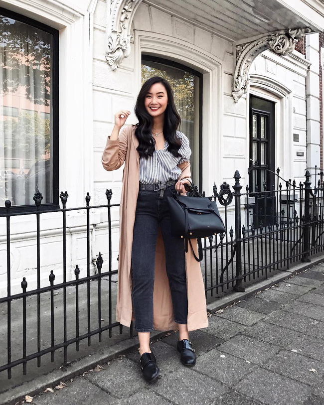Tham khảo set đồ với áo sơ mi + quần jeans đen, nhấn nhá đôi giày loafer lạ mắt rồi khoác ngoài áo cardigan vải thô, các quý cô văn phòng sẽ có ngay ý tưởng diện đồ tuyệt xinh đến sở làm.    