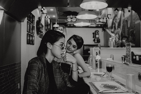 Biểu cảm tình tứ tái hiện lại những mối tình ngang trái của Audrey Hepburn  