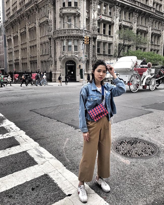 Áo phông + quần khaki dáng suông sẽ là công thức luôn đúng để mang lại nét trẻ trung, khỏe khoắn cho các nàng. Nếu sợ gió lạnh thì chỉ cần khoác bên ngoài chiếc áo denim là vừa ấm áp lại 