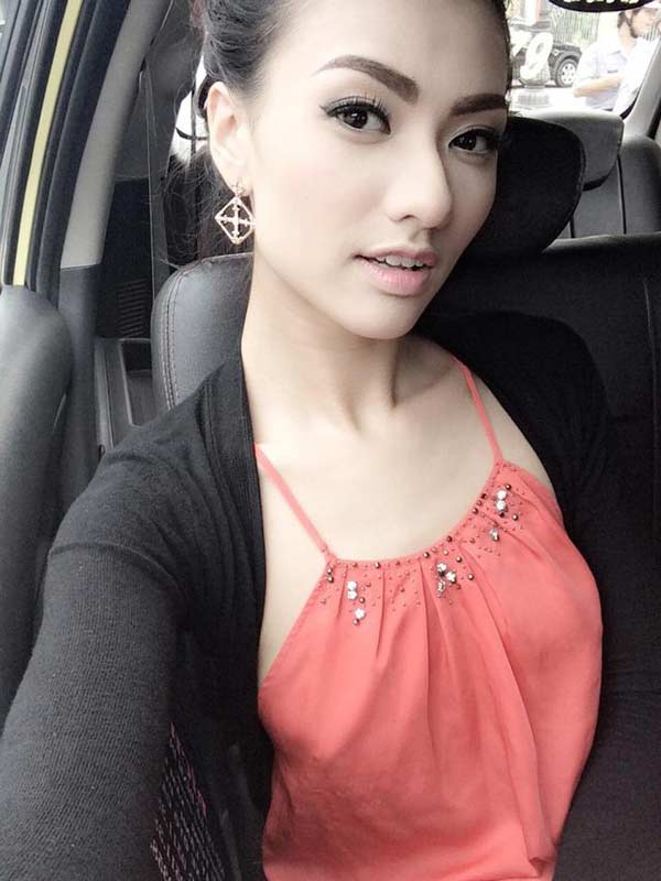 Không chỉ trên sân khấu, ngoài đời thường Hồng Quế cũng thường xuyên thả rông vòng 1.    