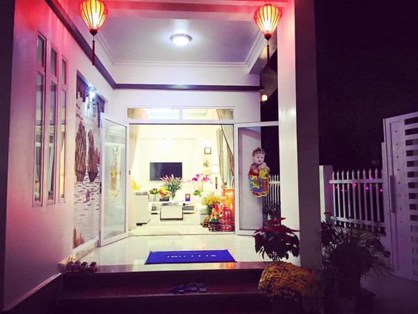 Nằm ở một vùng quê nghèo ở Hải Phòng, biệt thự Shbet111 slot, casino, thể thao, xổ số Phạm Hương tọa lạc ở khu đất rộng rãi, ngôi nhà hai tầng nổi bật, đối nghịch hoàn toàn với những nhà giản dị trong thôn.    