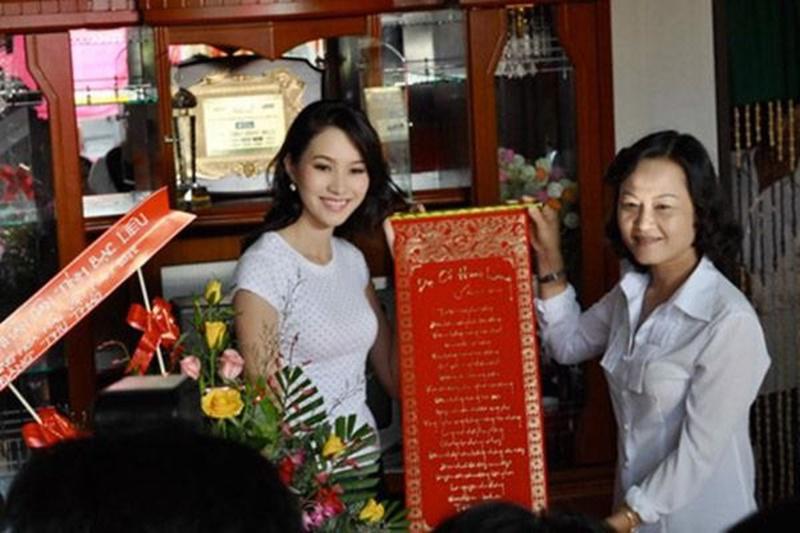 Gia đình cô không thuộc loại khá giả nên không bất ngờ khi tuổi thơ của Thu Thảo trải qua êm đềm trong một căn nhà truyền thống và giản dị tại Bạc Liêu.    