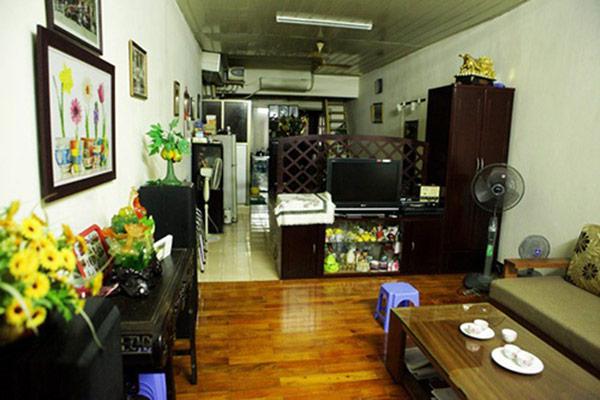 Diện tích ngôi nhà khá nhỏ, phòng khách thông với phòng bếp và phòng ăn.    