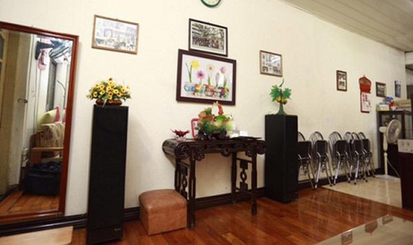 Trong nhà có đầy đủ những vật dụng hiện đại cần thiết, so với mặt bằng chung nhà phố cổ, thì nhà Hoa hậu Đỗ Mỹ Linh cũng thuộc dạng khá.     