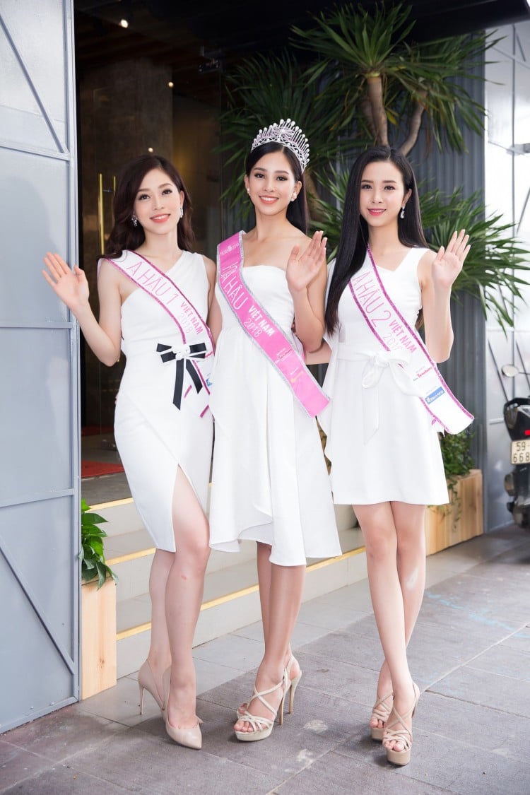 Hoa hậu Tiểu Vy và Á hậu Thúy An cùng diện 1 mẫu giày sandal cao gót màu da.  