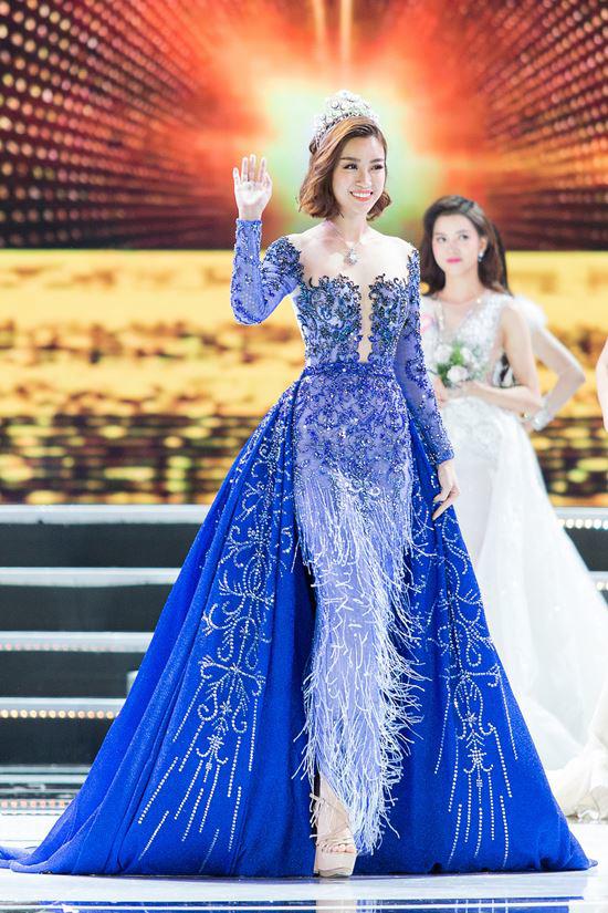 Đỗ Mỹ Linh cũng khá ưu ái mẫu giày tôn dáng này, cô nàng diện nó cùng chiếc đầm xanh rực rỡ trong đêm chung kết HHVN vừa qua.  
