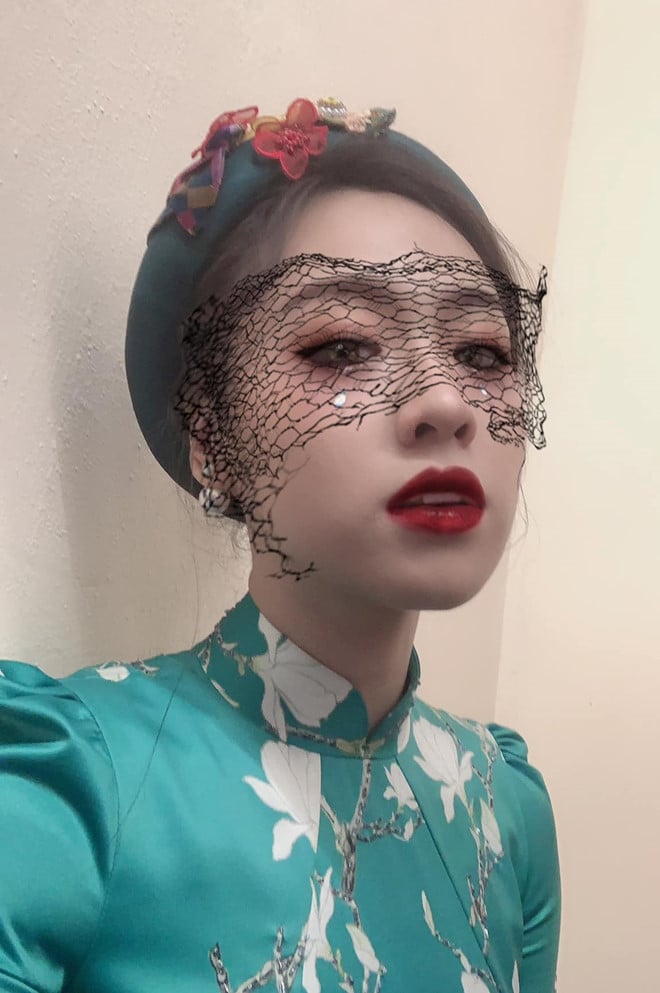 Phạm Ngọc Hà My, người đẹp Top 15 Hoa hậu Việt Nam 2018 và từng là nữ sinh tặng hoa cho Tổng thống Mỹ Donald Trump, khoe hình ảnh hóa trang vừa ma mị vừa duyên dáng cách đây ít phút.
