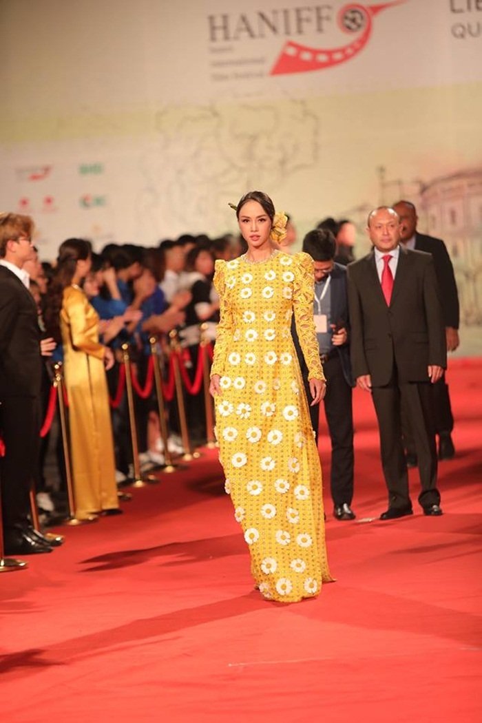 Diễn viên Vũ Ngọc Anh áo dài cách tân màu vàng nổi bật.  