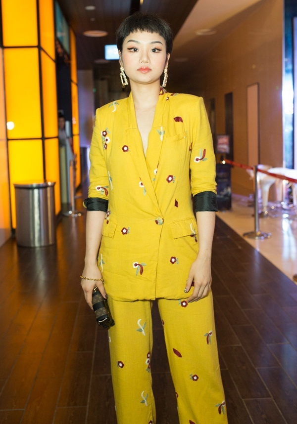 Miu Lê lọt top sao mặc xấu tuần qua vì diện bộ suit màu sắc sến sẩm, với đường may kém tinh tế.    