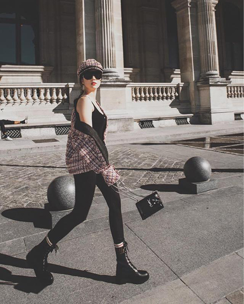 Ngọc Trinh theo phong trào mặc đồ cool ngầu đang thành hot trend ở Vbiz với bộ cánh hàng hiệu từ đầu đến chân.    