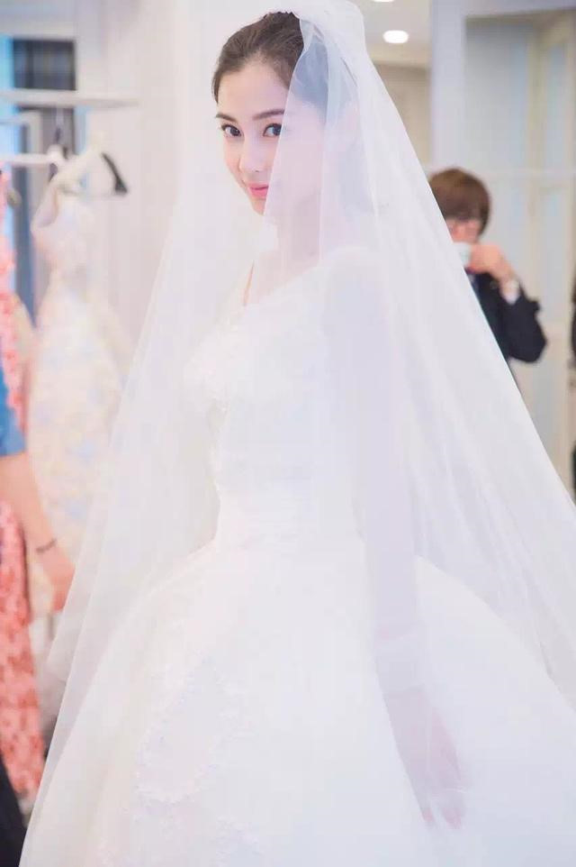 Theo QQ, váy cưới của Angelababy do chính giám đốc sáng tạo của Dior - Raf·Simons thiết kế. Trước đó, cô dâu đã sang Mỹ thử Shbet999 com đăng nhập. 