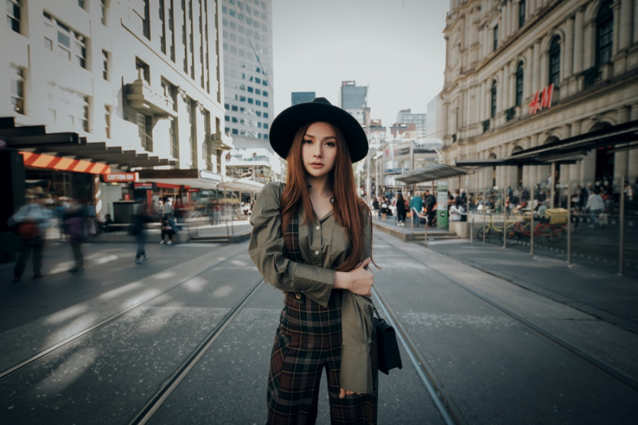 Trong khi đó, với yếm sọc caro đi cùng sơ mi tối màu, Thu Thủy trông trẻ trung hơn hẳn.    