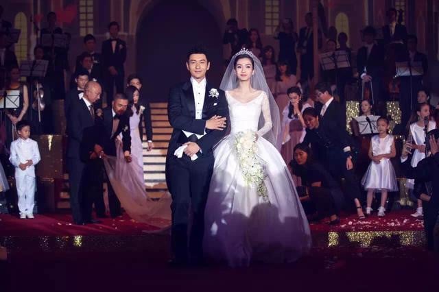 Nếu như cô dâu lộng lẫy trong bộ đầm trắng đến từ thương hiệu Dior, chú rể bảnh bao, lịch lãm với bộ vest của Tom Ford. Bộ đầm phồng khiến Angelababy duyên dáng như nàng công chúa bước ra từ câu chuyện cổ tích. 