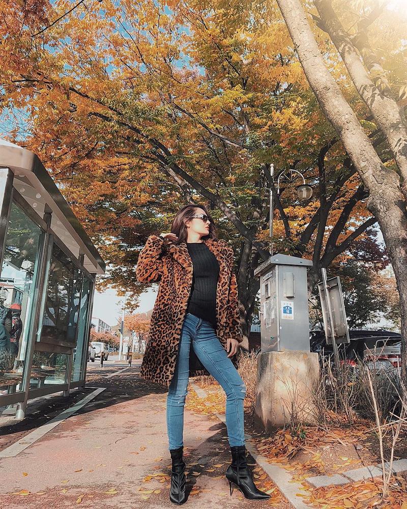 Bảo Anh sành điệu với áo lông da beo ấm áp phối áo len ôm sát, quần jeans và boots mũi nhọn tôn dáng.    