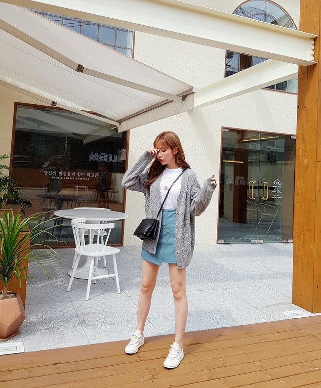 Vẻ ngoài của các nàng sẽ thêm trẻ trung hơn nếu diện bên trong áo khoác cardigan một chiếc áo phông sơ vin cùng chân váy ngắn rồi nhấn nhá thêm đôi sneakers như cô nàng này.    