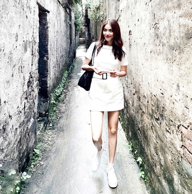 Khoe street style hậu ly hôn, Lan Khuê vẫn trung thành với gam màu trắng tinh khôi cùng đầm ngắn trên gối mix giày thể thao.    