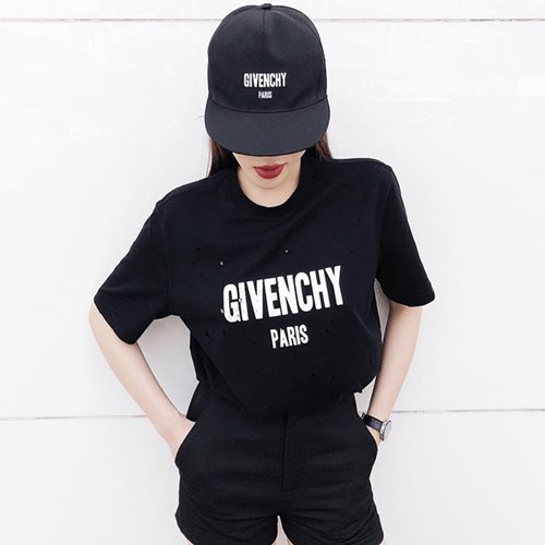 Kỳ Duyên là tín đồ của những chiếc áo thun.    
