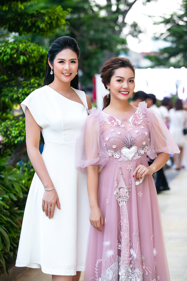 Ca sĩ Ngọc Anh nhận “mưa lời chê” vì chiếc váy rườm rà, khiến cô nàng trở nên thấp bé hẳn.  