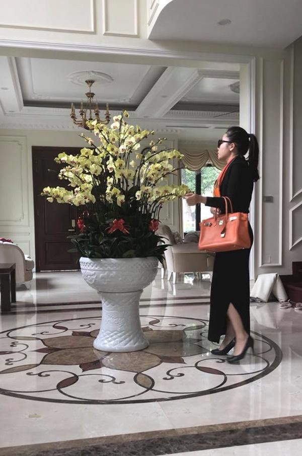 1 bình hoa lớn được đặt giữa nhà.    