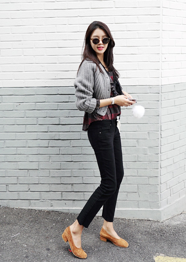 Các mẫu cardigan lửng này rất phù hợp với sơ mi hoặc váy liền trẻ trung.