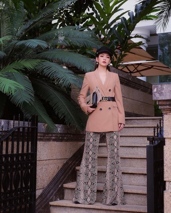 Với Chi Pu, cô kết hợp blazer màu be cùng quần ống loe họa tiết da trăn trendy, rồi khéo léo nhấn nhá thêm phụ kiện là túi xách cầm tay, thắt lưng da Gucci và mũ baker boy thời thượng.    