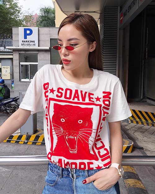Cô nàng có xu hướng chọn những mẫu áo thun họa tiết hầm hố.    