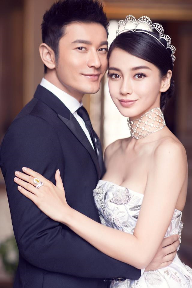Bộ Shbet111 kèo cá cược world cup gồm vương miện và vòng cổ (thuộc hãng Chaumet) một lần nữa giúp cô dâu xinh đẹp, lộng lẫy bên người bạn đời của mình.   
