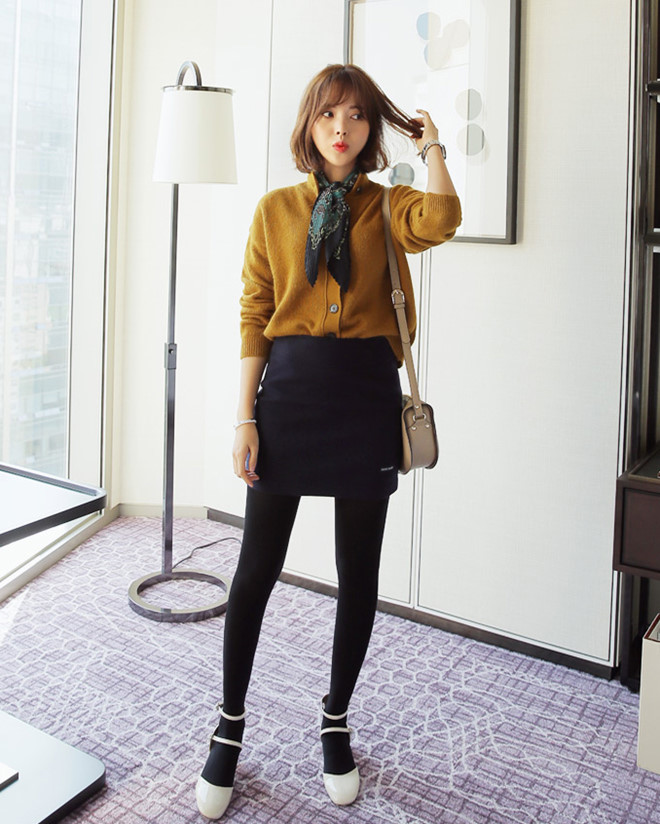Đặc biệt tông vàng nâu được coi là xu hướng năm nay giúp cardigan không còn nhàm chán.