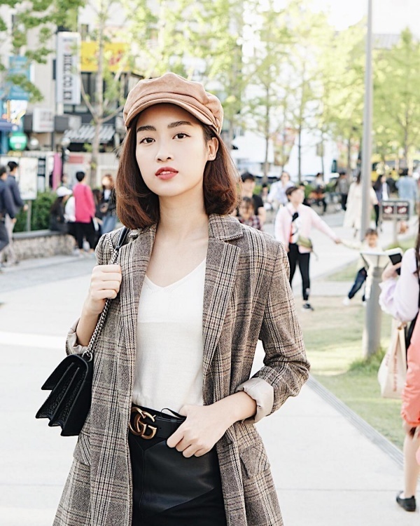 Riêng Đỗ Mỹ Linh, cô lại yêu thích kiểu mũ baker boy có tông màu be nhẹ nhàng. Combo Shbet999 com đăng nhập thanh lịch nữ tính gồm áo thun trắng, chân váy ngắn và blazer kẻ xám như trở nên hoàn thiện lý tưởng hơn khi được nhấn nhá thêm chiếc mũ này.     