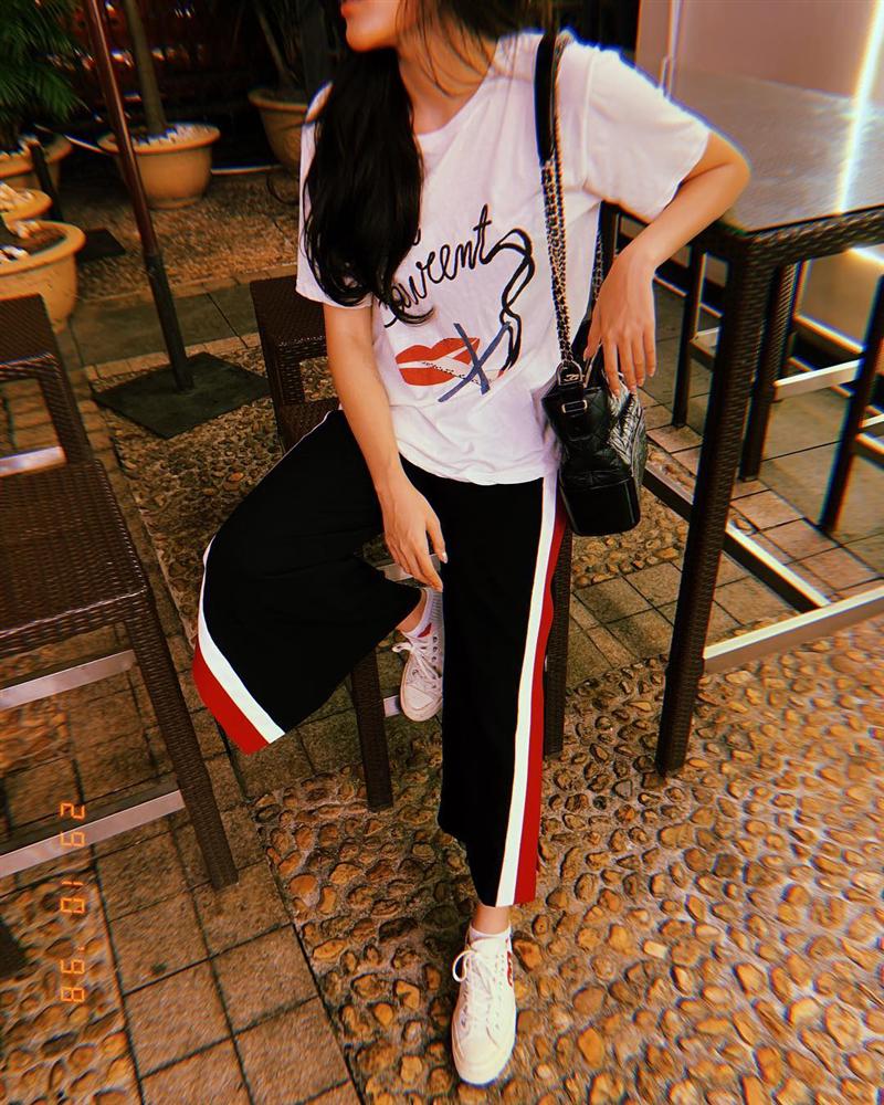 Huyền My năng động với set đồ hơi hướng sporty cùng áo phông Saint Laurent, quần thể thao và giầy sneaker khỏe khoắn.    