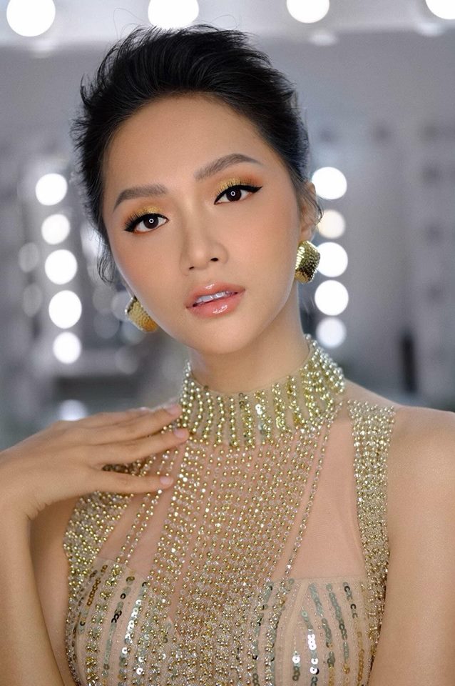 Huấn luyện viên Siêu mẫu Việt Nam 2018 chọn tông trang điểm tông màu da nhẹ nhàng, quyến rũ.  